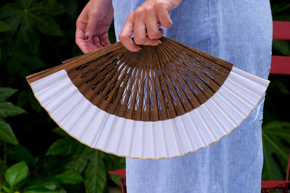 Un-abanico-para-novias-o-novios-elegancia-artesanal-en-el-día-de-tu-boda ràfega