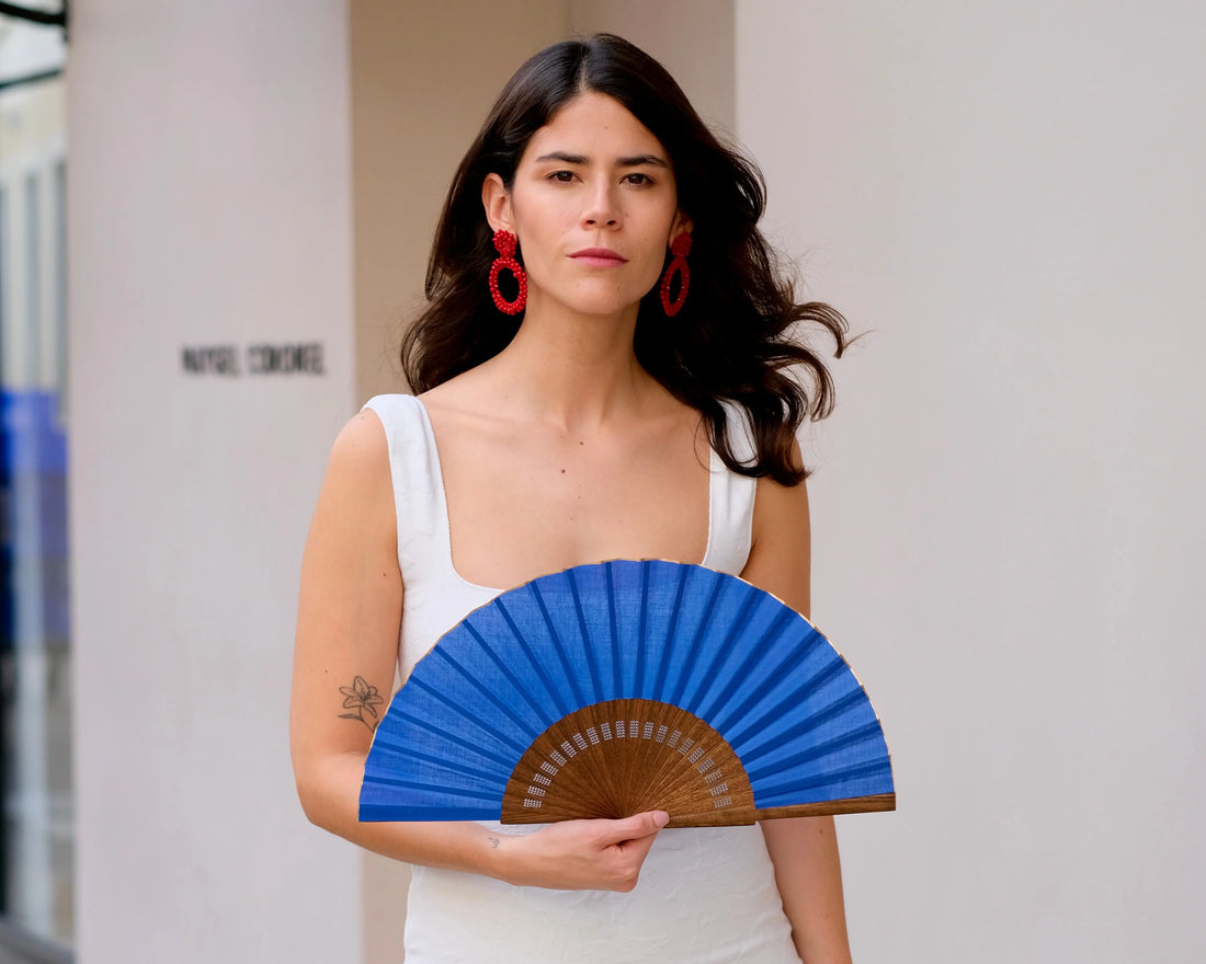 Abanico como statement piece: el accesorio que vuelve a estar de moda ràfega