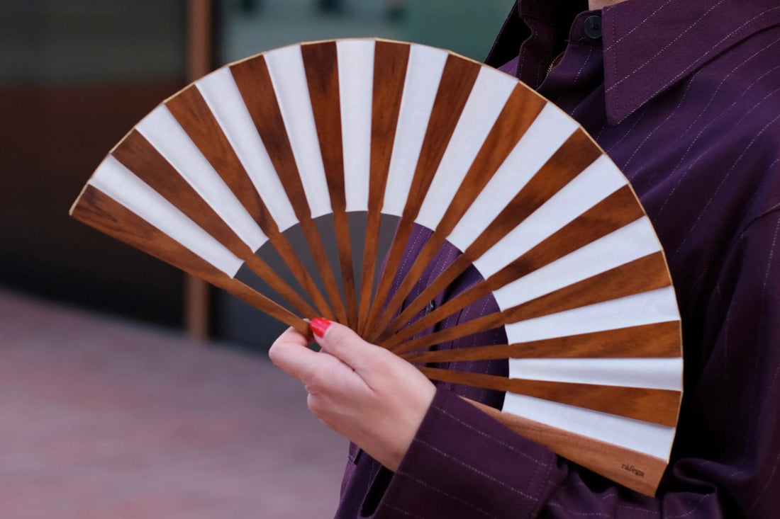El abanico para bodas: más que un accesorio, un símbolo de estilo ràfega