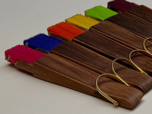 Lo mini, los colores burdeos y fucsia, y más juego en la madera: la nueva colección de ràfega abanicos ràfega