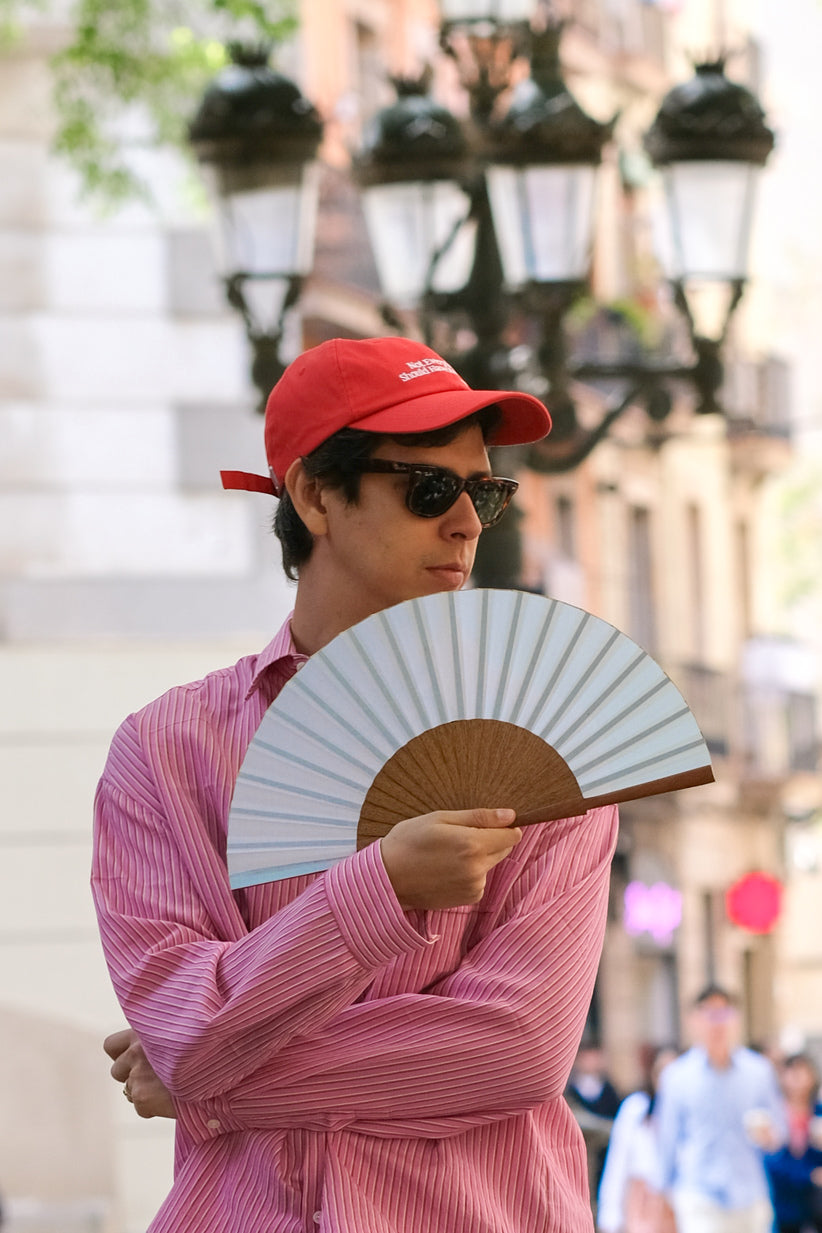 Hombre posando con abanico español color azul